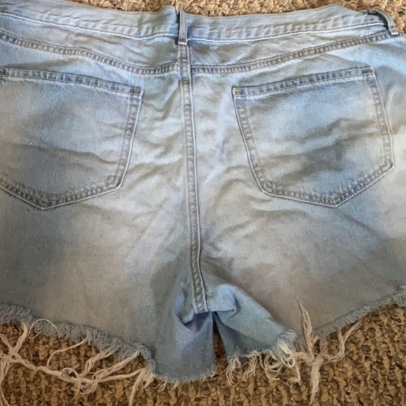 Size 16 Old Navy light denim shorts - Picture 5 of 5